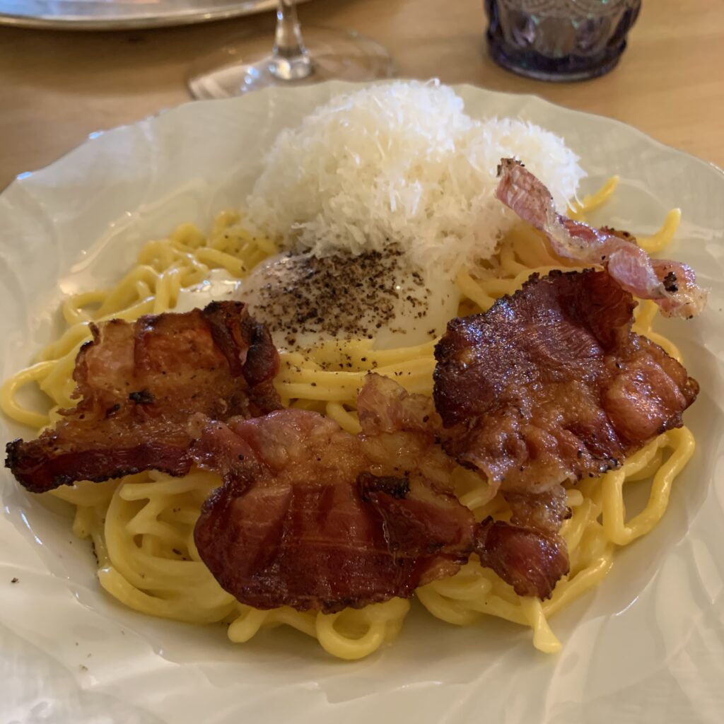 Spaghetti alla Carbonara du chef Riccardo De Pra dans son restaurant Dolada